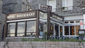 A hotel with a restaurant and bar, featuring a classic European architectural style with a stone facade and large windows. - Hôtel - Restaurant - Brasserie Saint Germain (Flers)