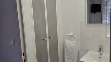 Shower, perlengkapan mandi gratis, pengering rambut, dan handuk