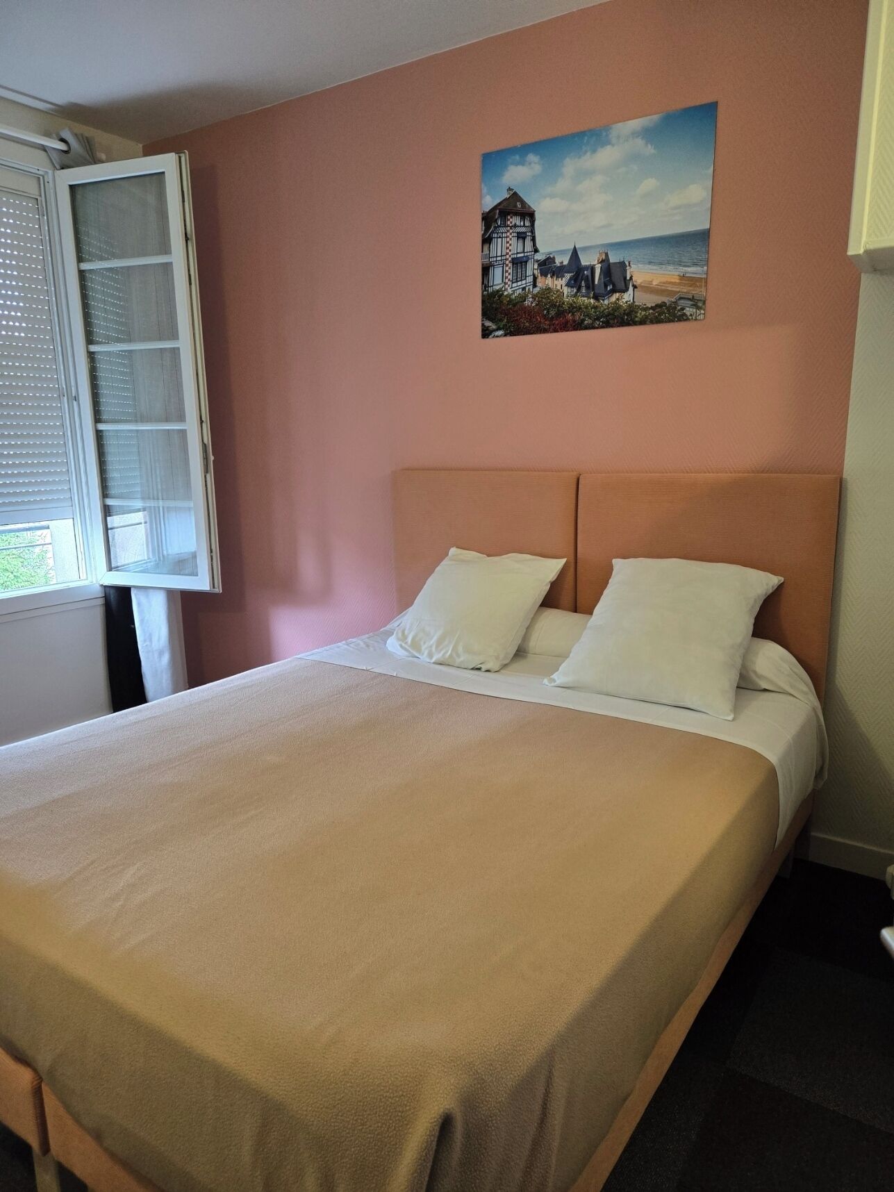 Escritorio, insonorización, tabla de planchar con plancha y wifi gratis 