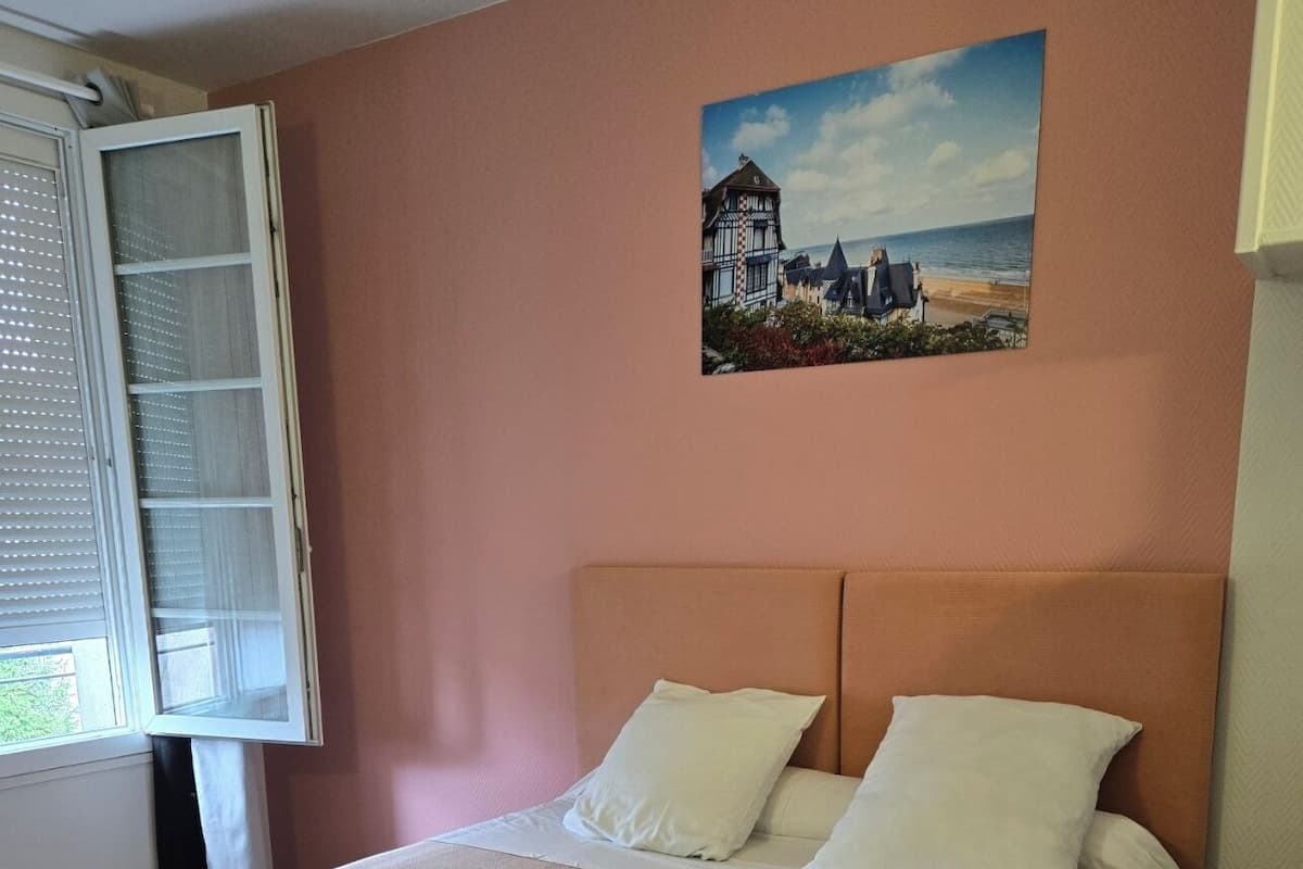 Desk, soundproofing, iron/ironing board, free WiFi