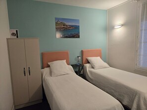 Standard Double Room | Desk, soundproofing, iron/ironing board, free WiFi - Hôtel - Restaurant - Brasserie Saint Germain (Flers)
