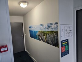 Habitación estándar con 1 cama doble o 2 individuales | Zona de estar | Una televisión de pantalla plana