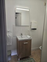 Ducha, artículos de higiene personal gratuitos y secador de pelo