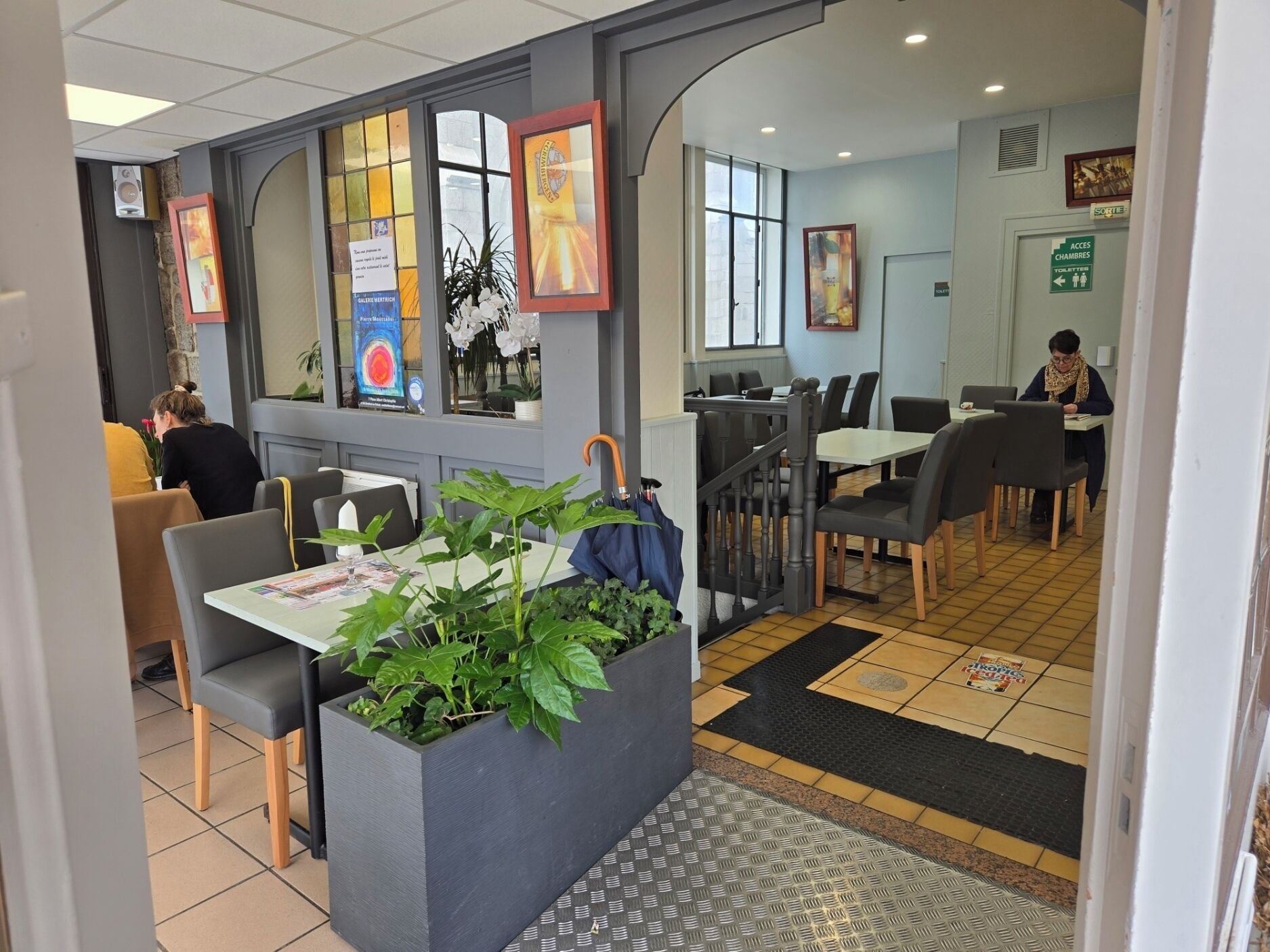 Déjeuner et dîner servis sur place