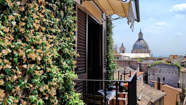 A balcony with a view of a dome and surrounding buildings. - Terrazze Navona (Rome)
