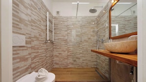 A modern bathroom with a shower, toilet, and sink. - Terrazze Navona (Rome)
