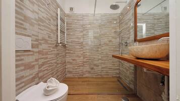 Superior kamer, 1 twee- of 2 eenpersoonsbedden | Badkamer | Een haardroger, een bidet, handdoeken, shampoo