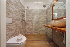 Superior kamer, 1 twee- of 2 eenpersoonsbedden | Badkamer | Een haardroger, een bidet, handdoeken, shampoo