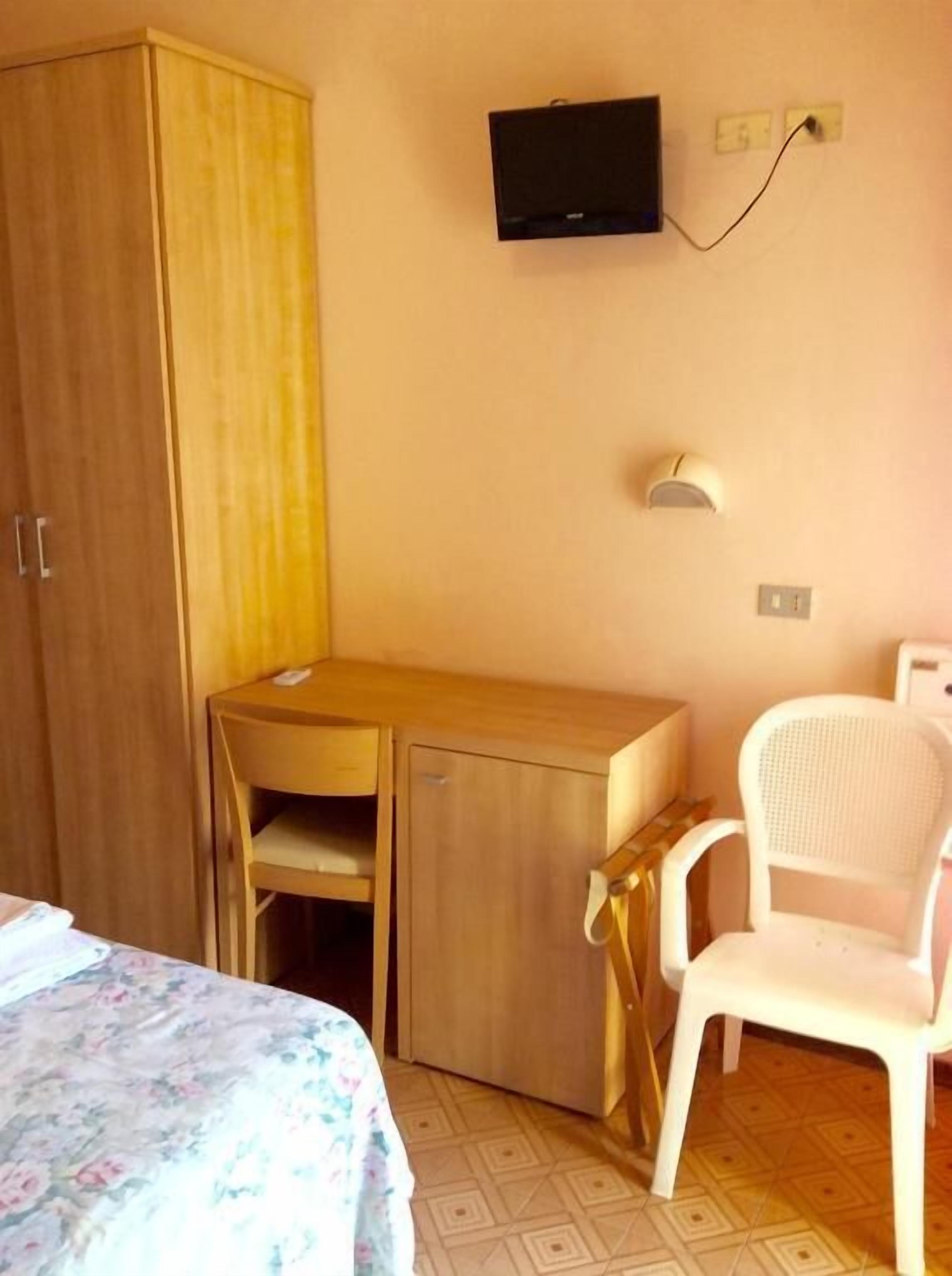 single room | 1 bedroom, in-room safe, desk, wifi