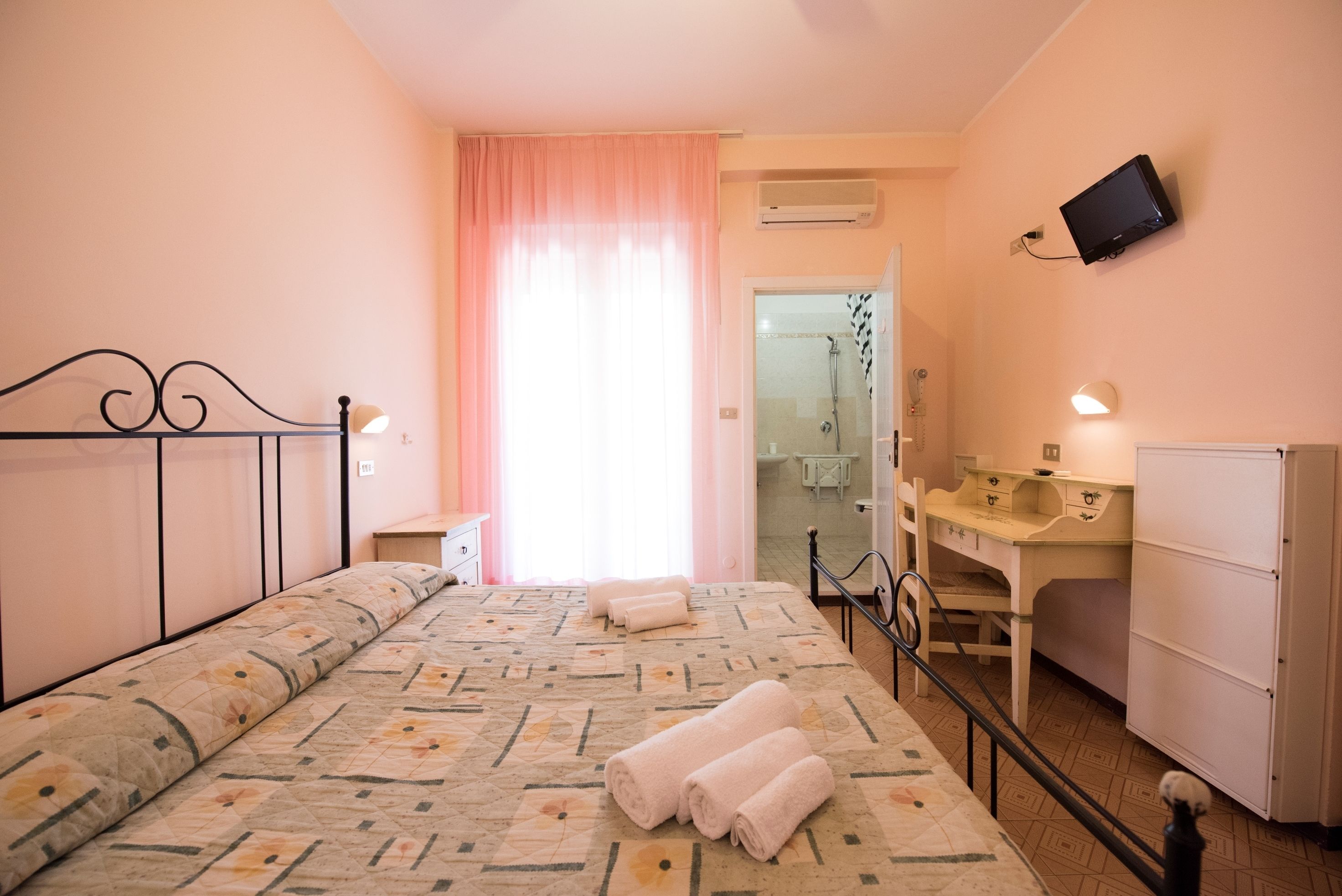 double or twin room | 1 bedroom, in-room safe, desk, wifi