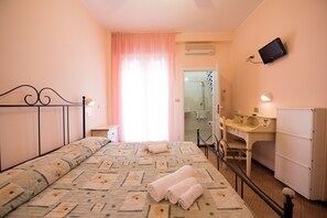 Chambre double ou avec lits jumeaux | Coffre-fort, bureau, Wi-Fi, literie fournie