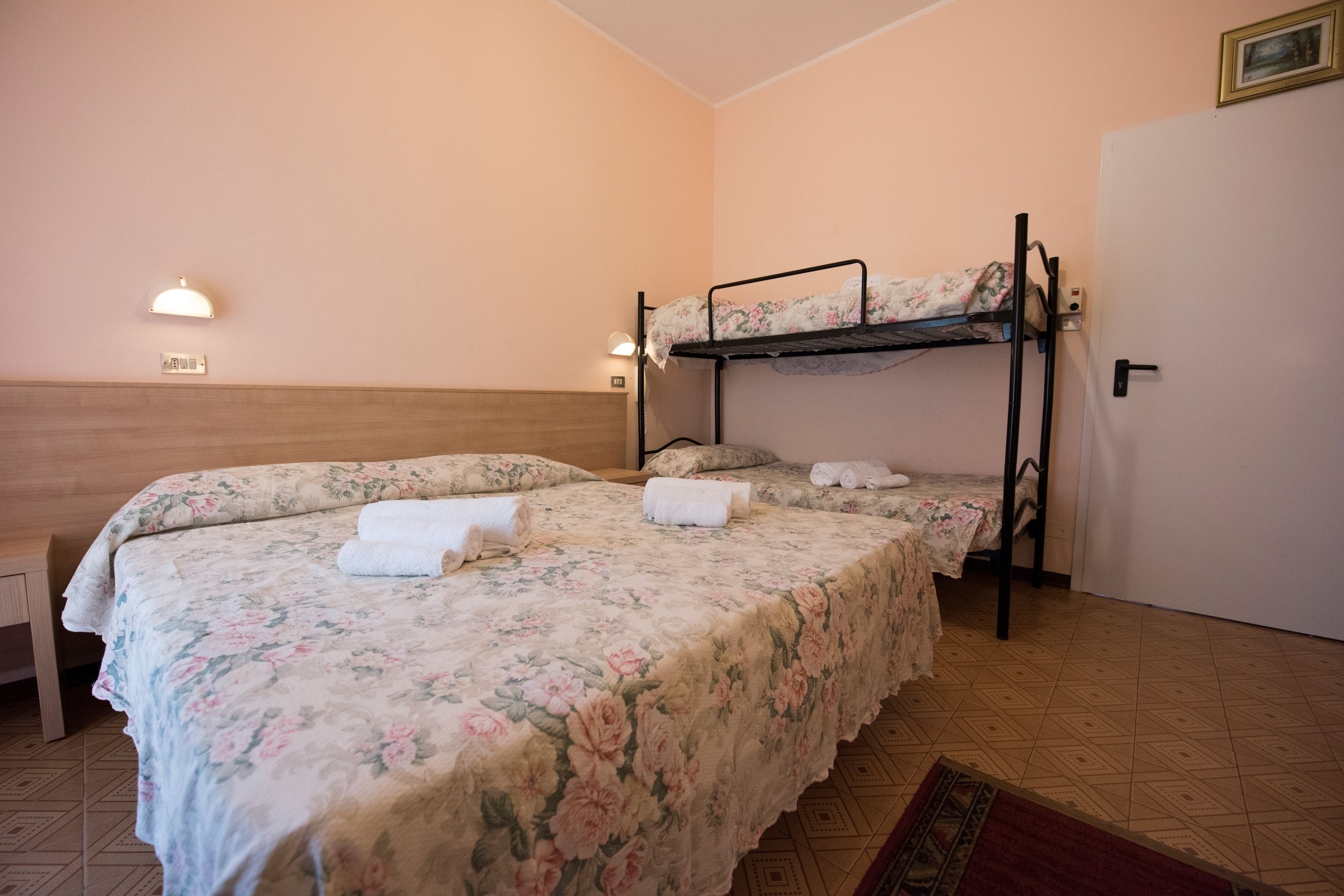 quadruple room | 1 bedroom, in-room safe, desk, wifi