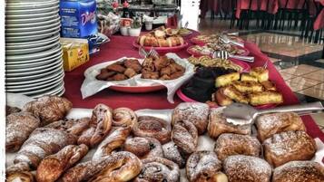 Petit déjeuner buffet (8 EUR par personne)