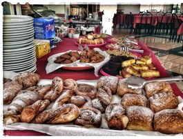 Petit déjeuner buffet (8 EUR par personne)