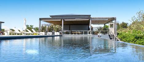 2 من حمّامات السباحة الخارجية، مقاعد للتشمس