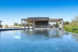 2 outdoor pools, pool loungers