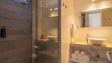 Family studio | Kamar mandi | Shower, pancuran hujan, perlengkapan mandi gratis, dan pengering rambut