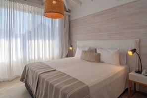 Roupas de cama antialérgicas, cofres nos quartos, cortinas blackout