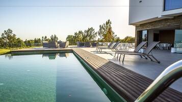 Een binnenzwembad en een buitenzwembad