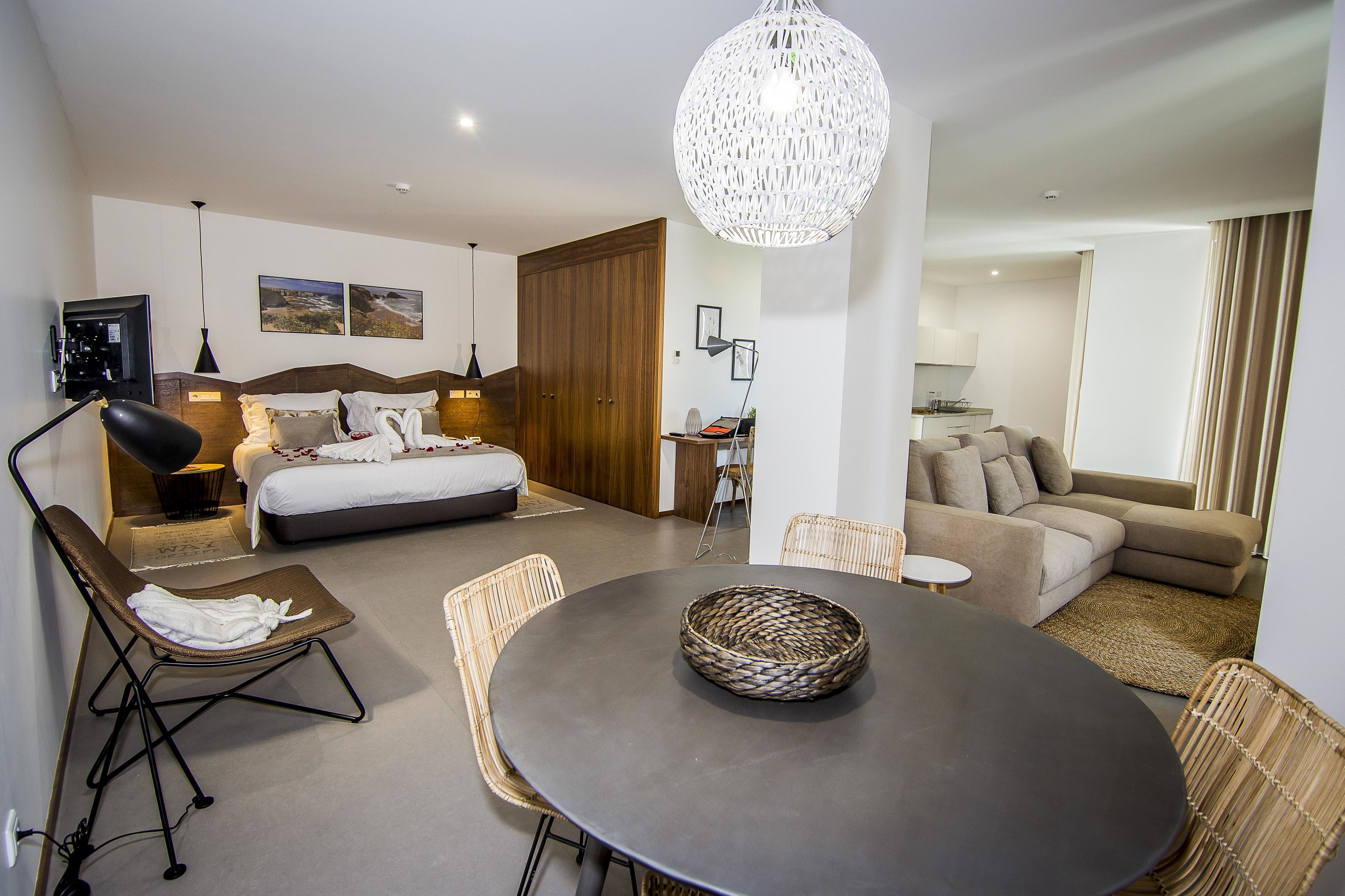 presidential suite, poolside | minibar, in-room safe, desk, soundproofing