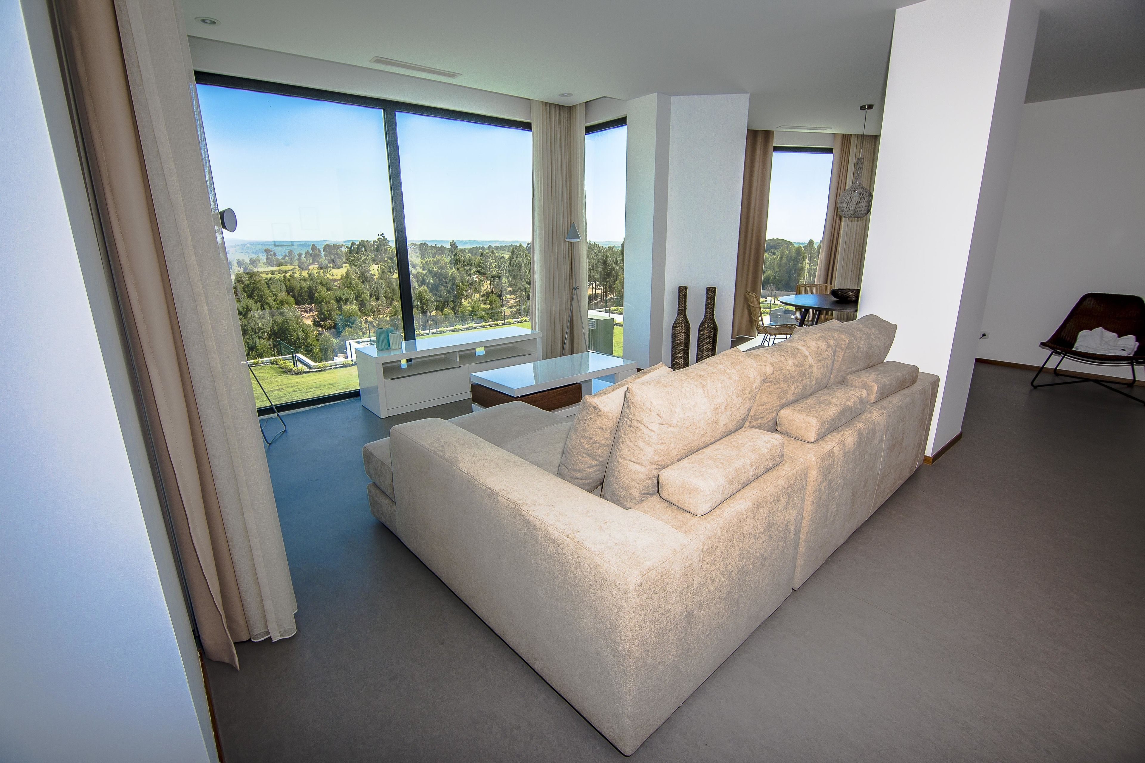 presidential suite, poolside | minibar, in-room safe, desk, soundproofing