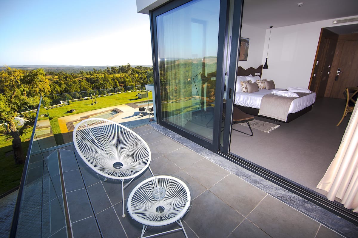 Chambre Deluxe Double ou avec lits jumeaux, vue piscine | Vue de la chambre