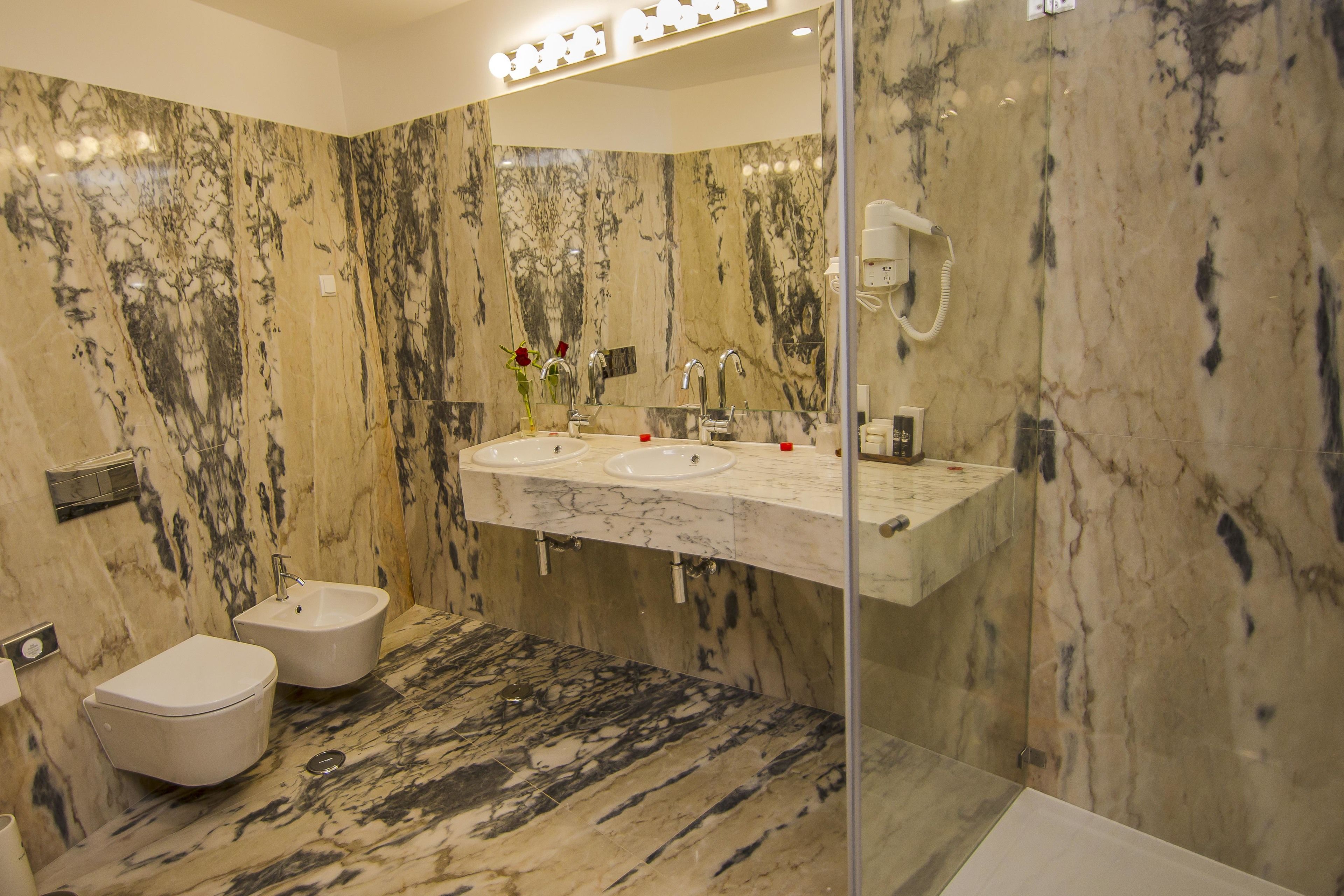 deluxe suite | bathroom | designer toiletries, towels