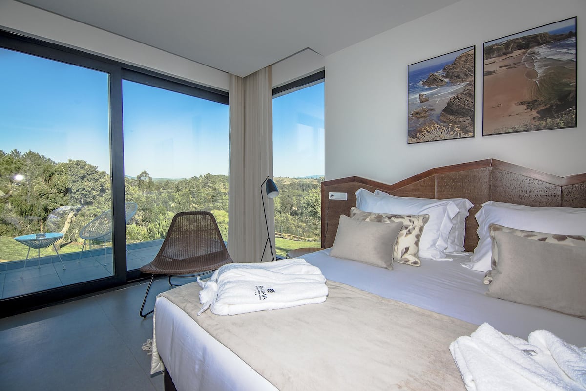 superior double or twin room, balcony, lake view | minibar, in-room safe, desk, soundproofing