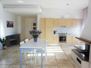 Executive Apartment, Sea View | Private kitchen