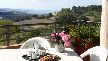 Panoramic-Apartment, Terrasse, Meerblick | Terrasse/Patio