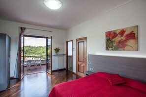 Superior dubbelrum eller tvåbäddsrum - terrass - havsutsikt | Skrivbord, gratis wi-fi och sängkläder