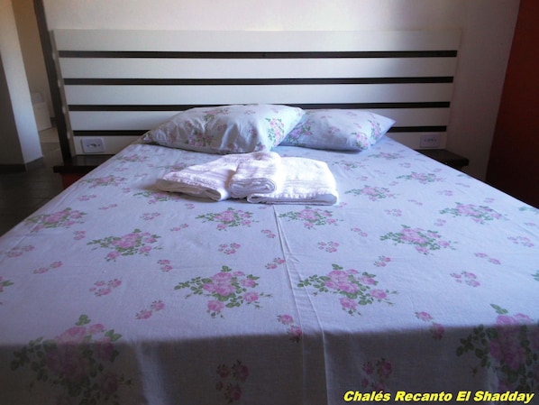 Chalet | Individually furnished, blackout curtains, free cots/infant beds