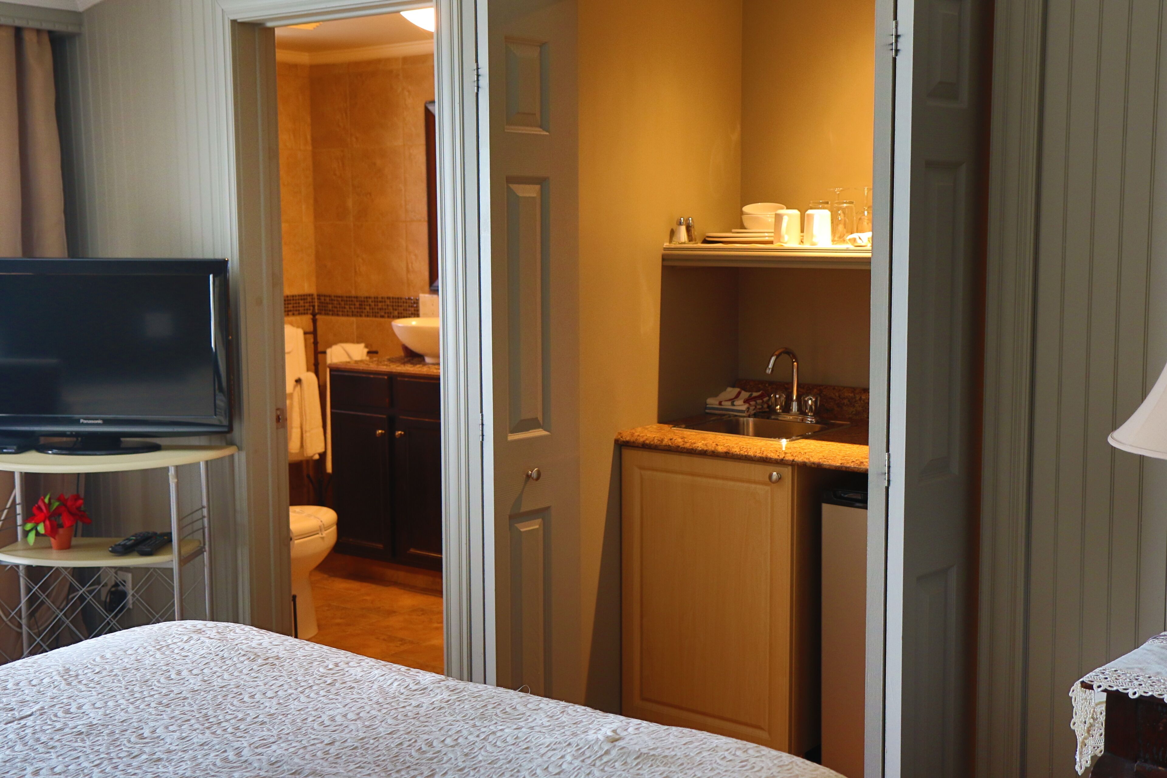 superior room, 1 queen bed | private kitchen | fridge, coffee/tea maker, toaster