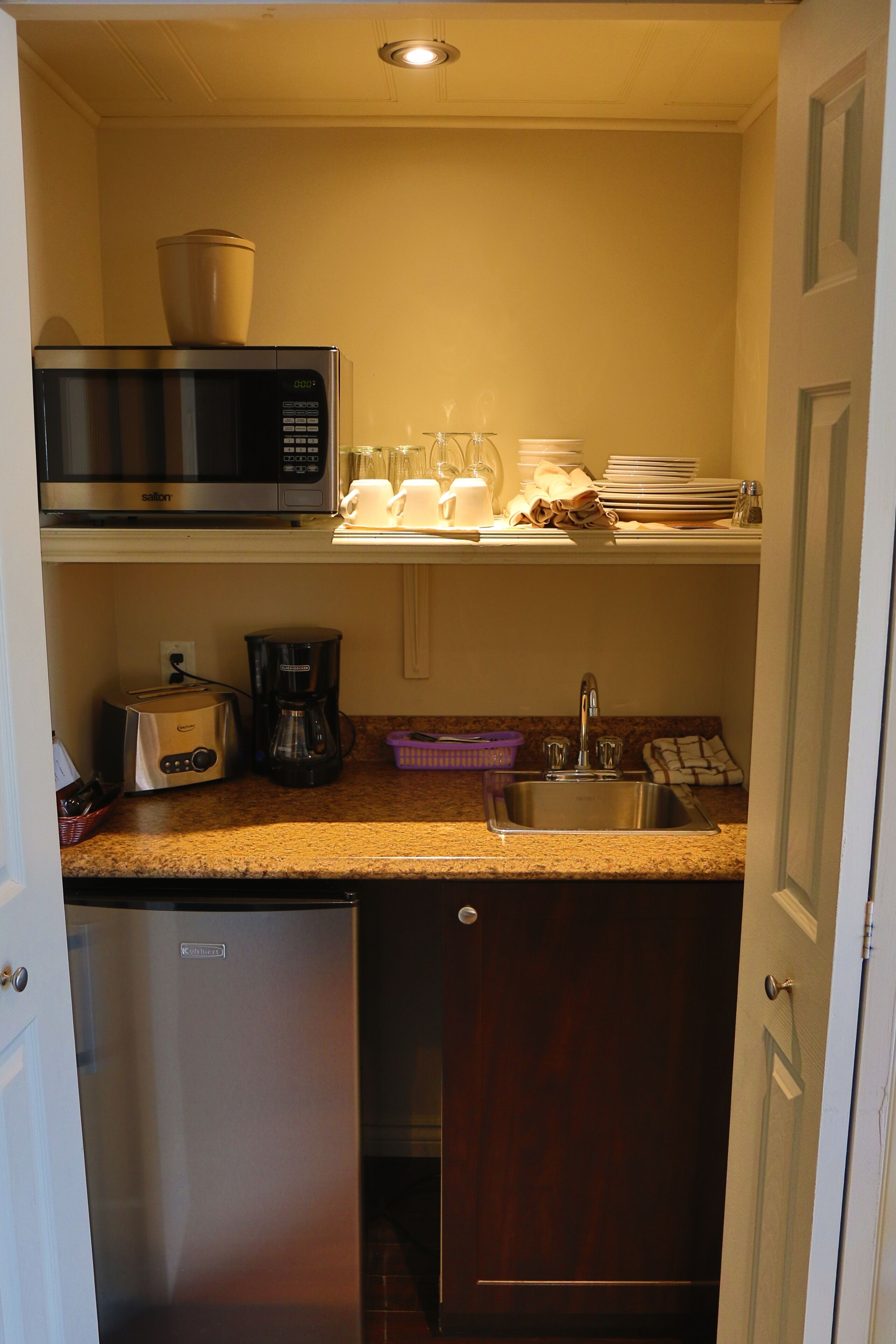 suite, 2 bedrooms | private kitchen | fridge, coffee/tea maker, toaster