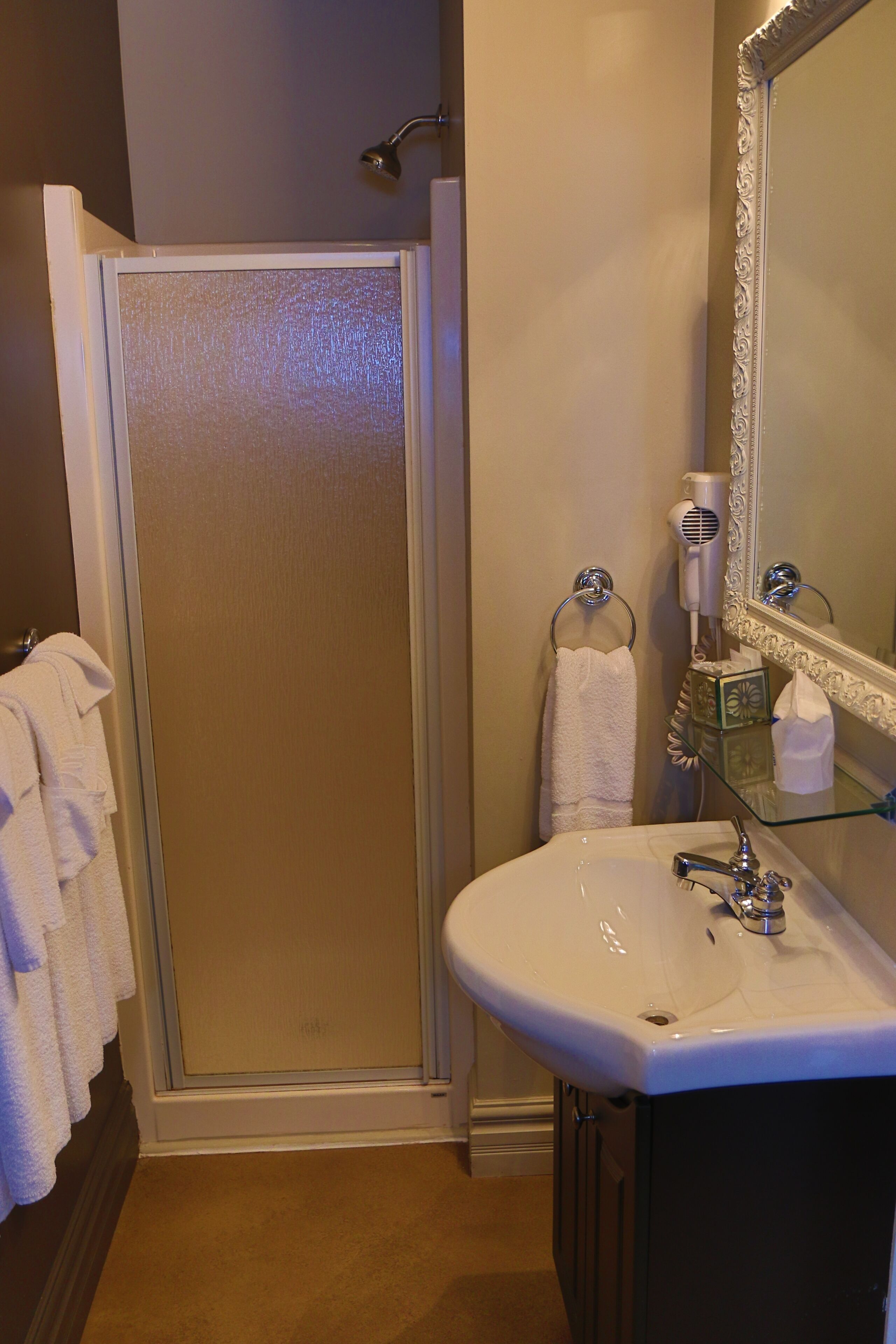 standard room, 2 double beds, balcony (plus) | bathroom | shower, free toiletries, hair dryer