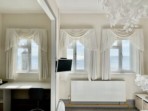 Double Room (Room 8) | Iron/ironing board, free cots/infant beds, free WiFi, bed sheets - The Waterfront Inn (Shanklin)