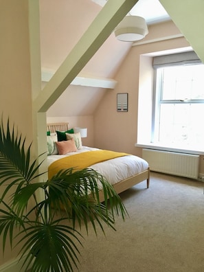 Luxury Double Room (The Classroom) | Free WiFi, bed sheets - Coed Mawr Hall (Conwy)