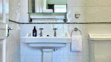 Quarto casal superluxo (Four Poster Bed - The Lodge) | Banheiro | Banheira e chuveiro separados, toalhas de banho