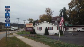 Un motel avec une enseigne indiquant qu’il s’agit du Riverside Motel.