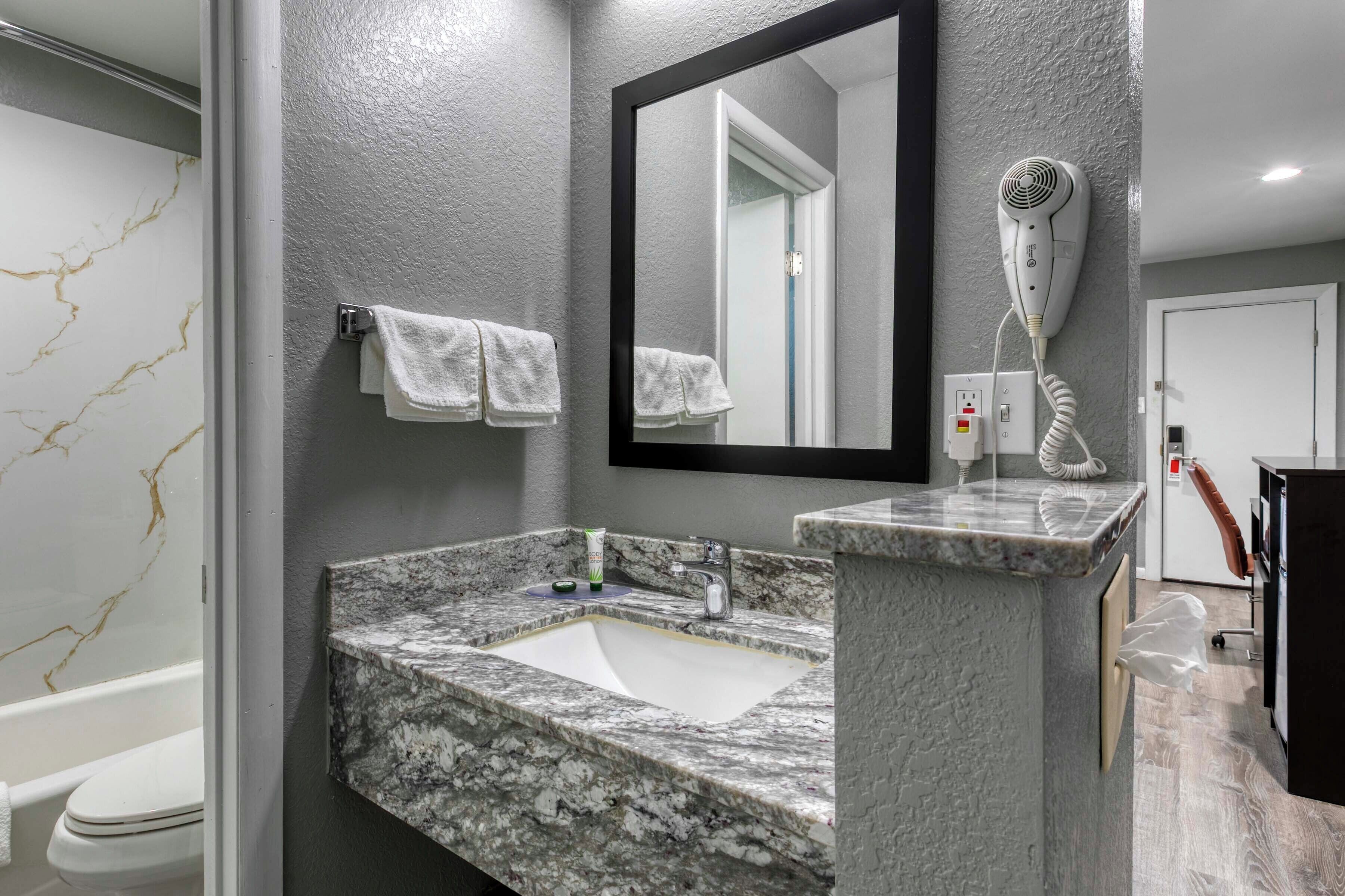 Suite estándar, 1 cama de matrimonio grande | Lavabo del cuarto de baño