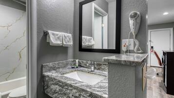 Suite estándar, 1 cama de matrimonio grande | Lavabo del cuarto de baño