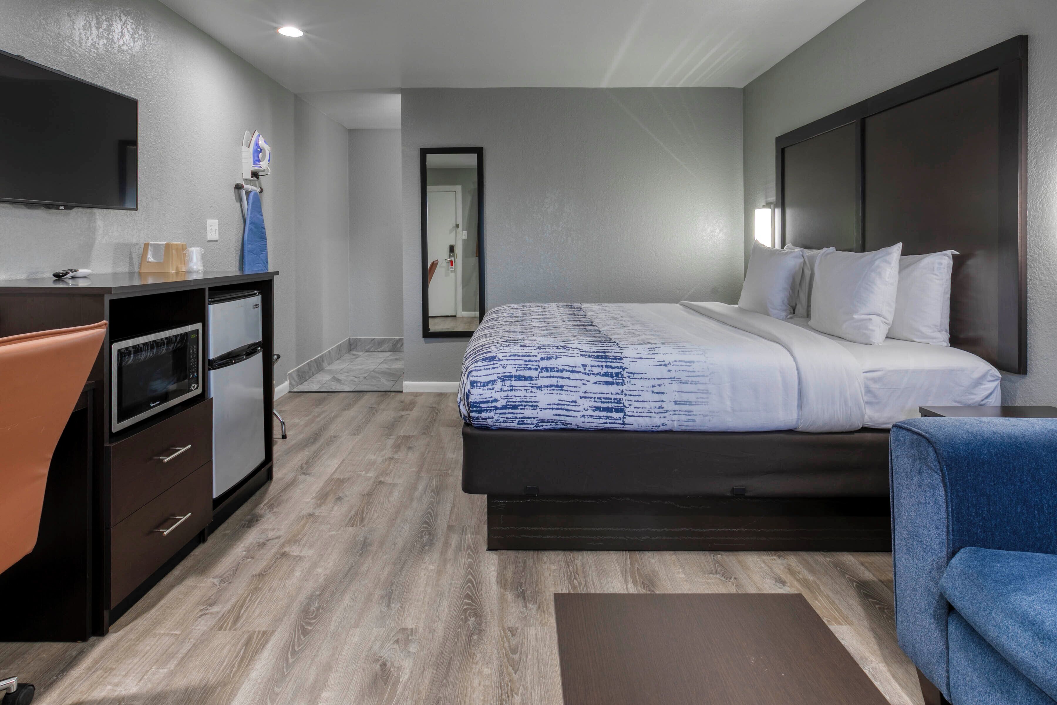 King Suite with Love Sofa | 1 bedroom, pillowtop beds, desk, blackout drapes