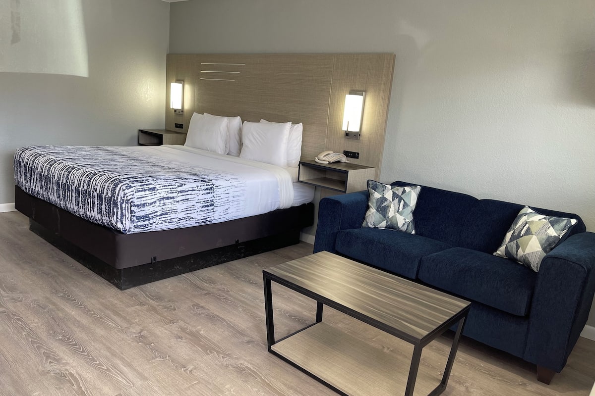 King Suite with Love Sofa | 1 bedroom, pillowtop beds, desk, blackout drapes