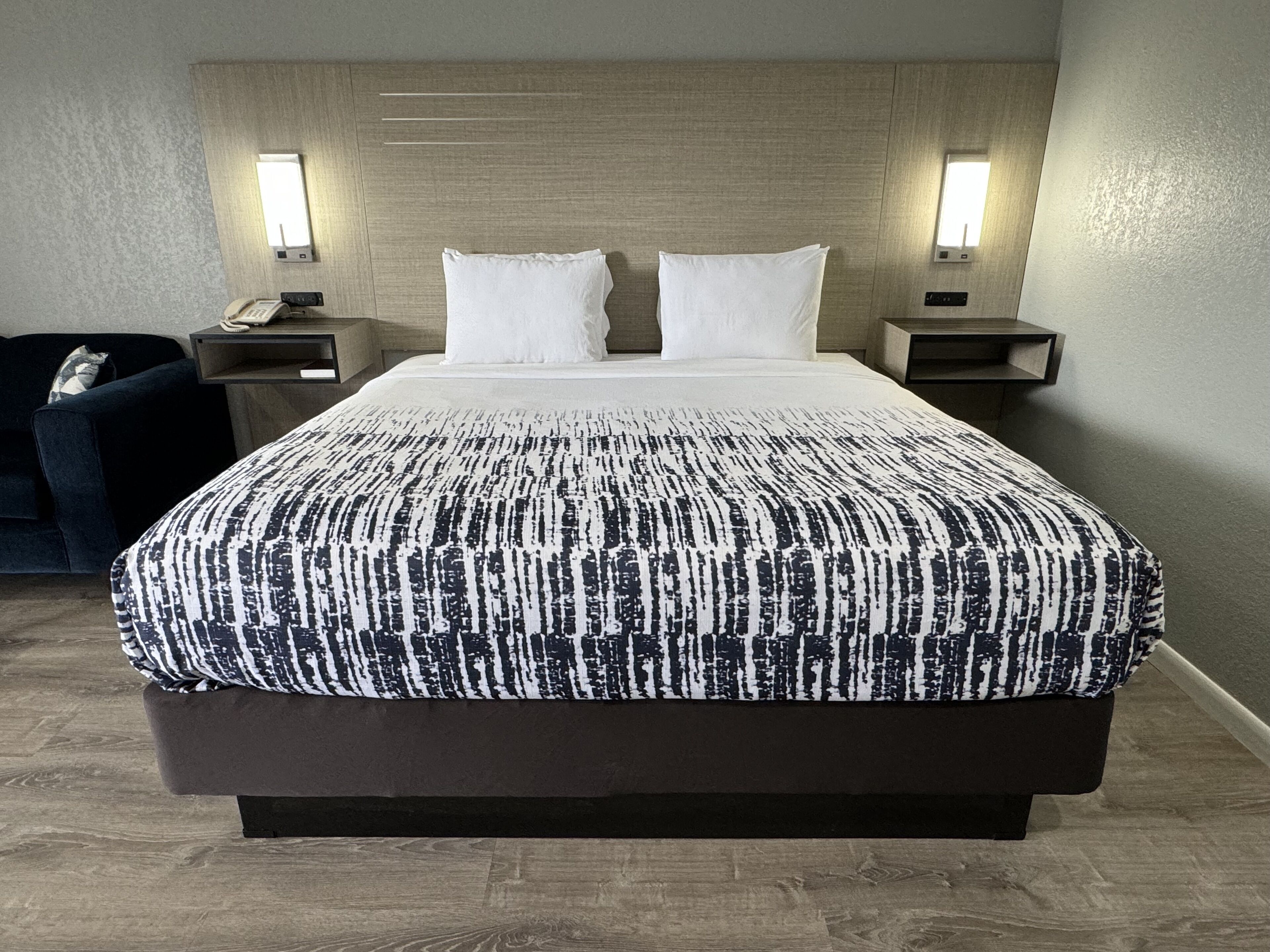 Phòng Suite Tiêu chuẩn, 1 giường cỡ king | 1 phòng ngủ, nệm có lớp đệm bông, bàn, màn/rèm cản sáng 