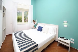 Frigobar, cofres nos quartos, escrivaninha