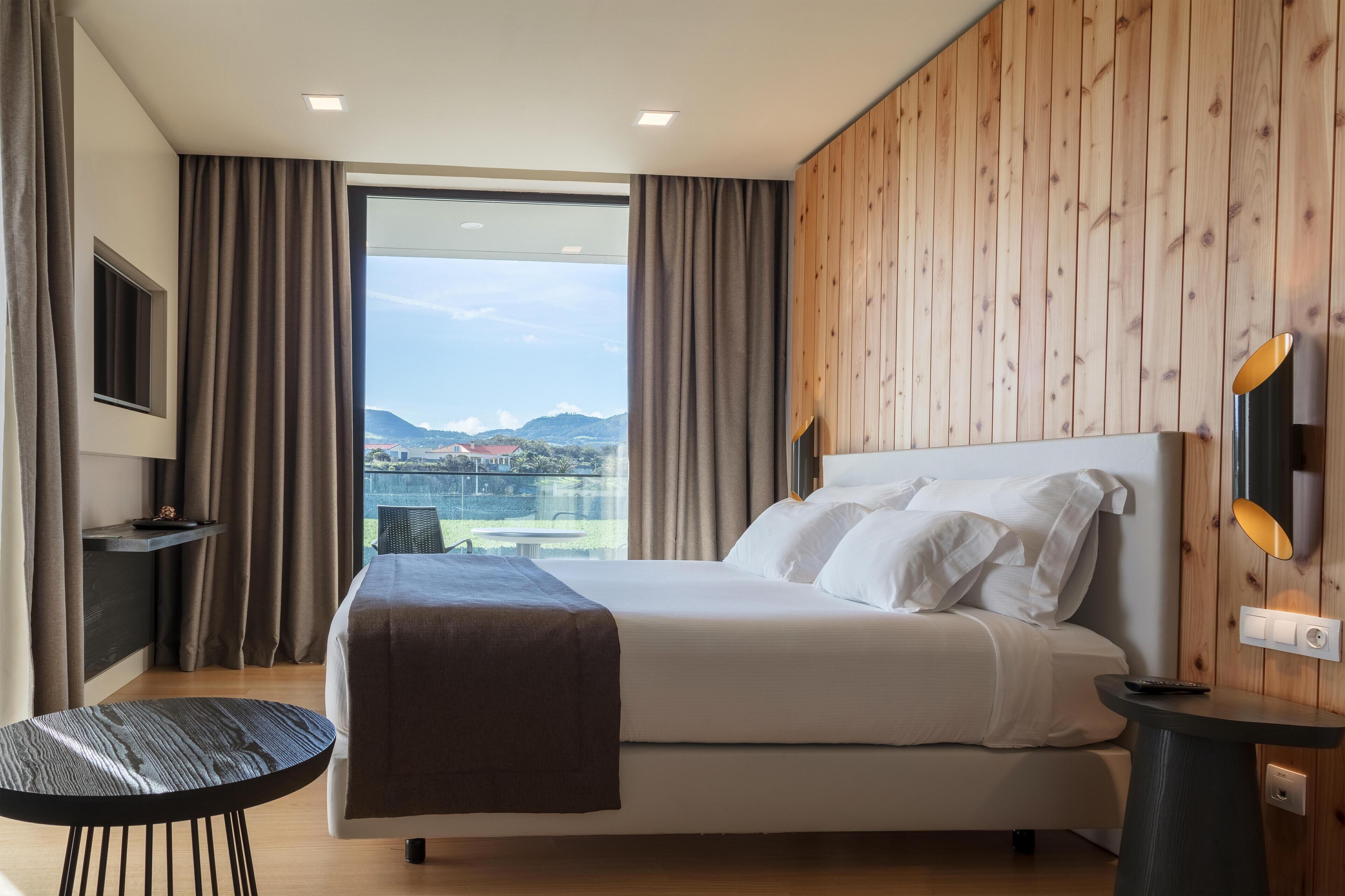 1 bedroom, premium bedding, minibar, in-room safe