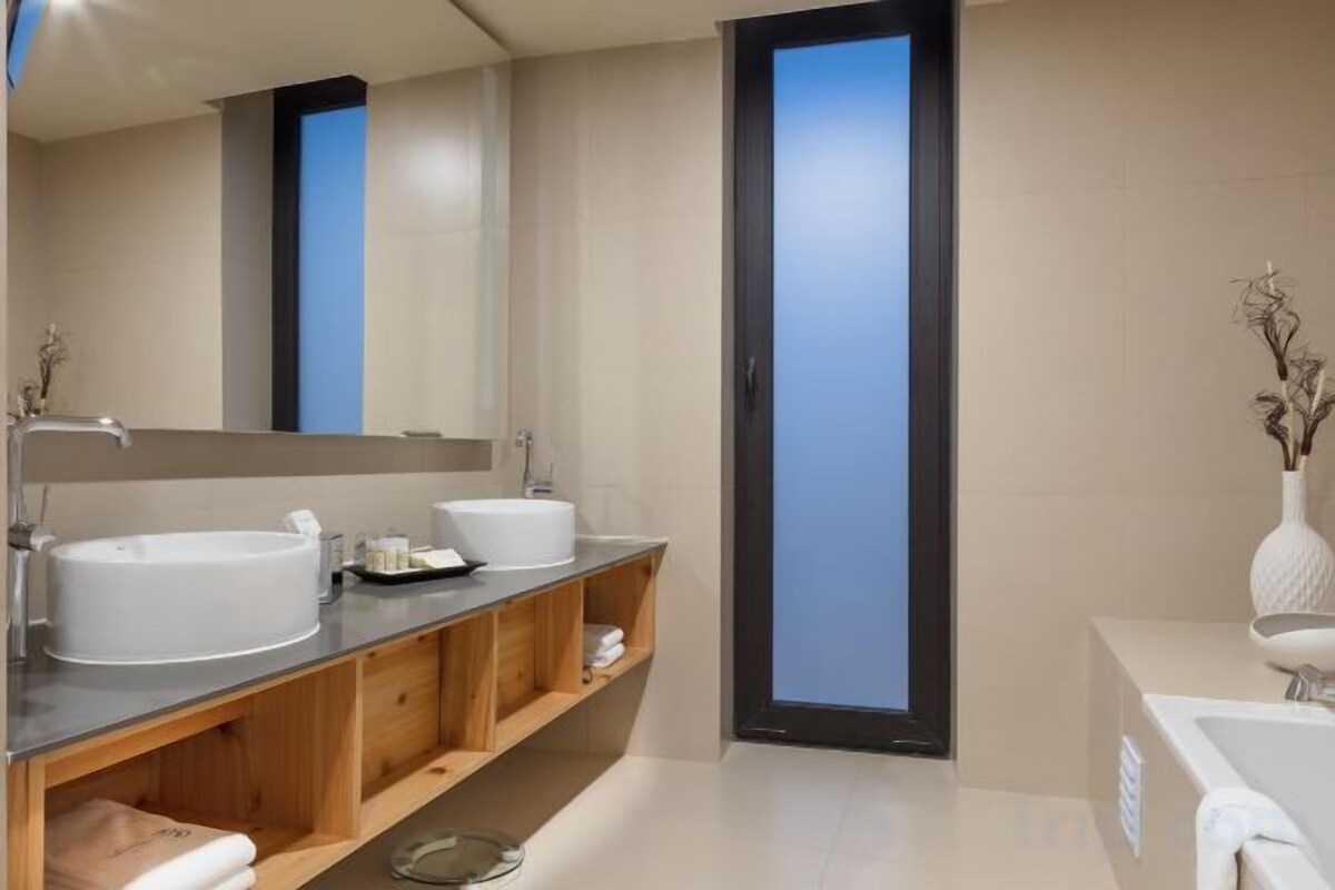 Bathroom | Bathtub, eco-friendly toiletries, hair dryer, bathrobes
