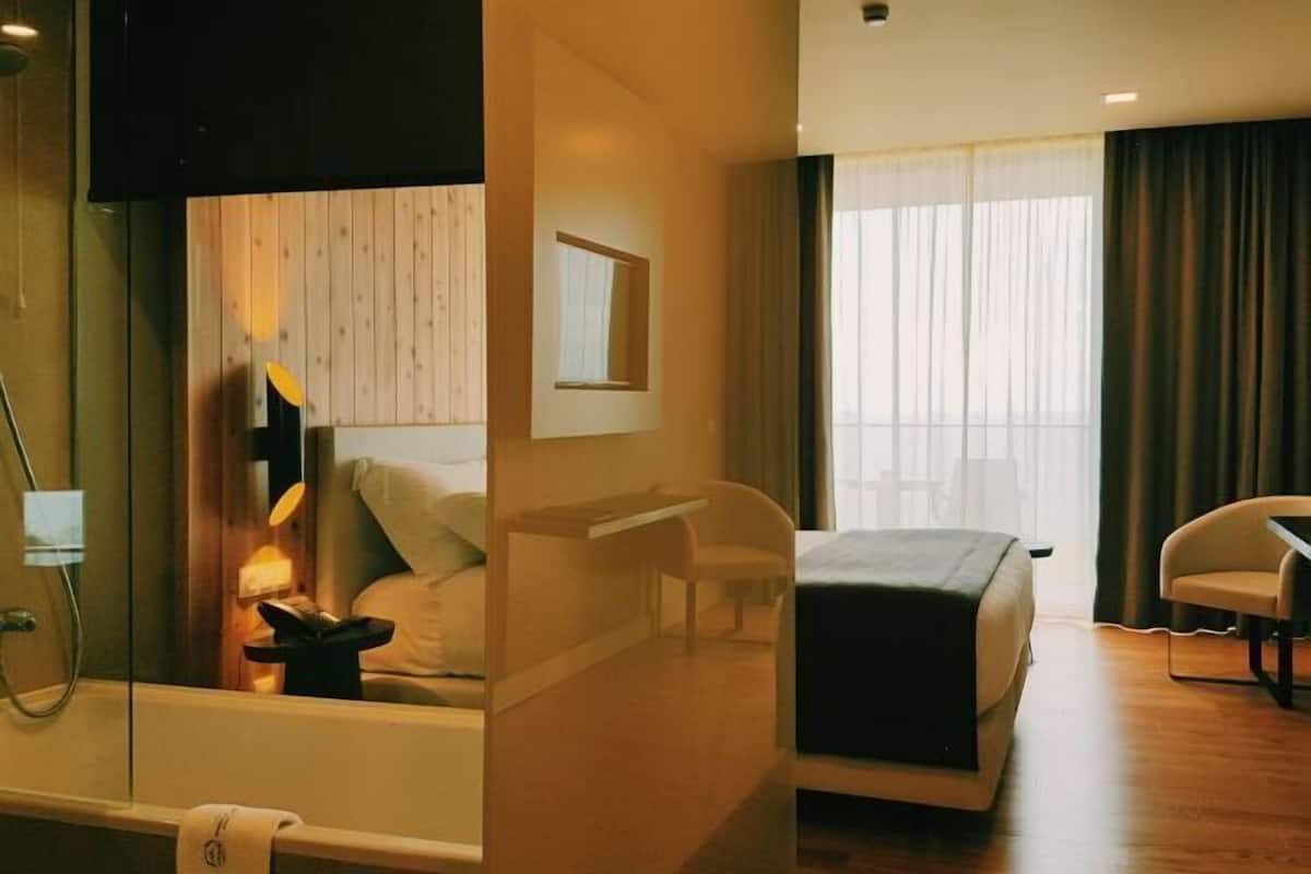 Premium bedding, minibar, in-room safe, desk