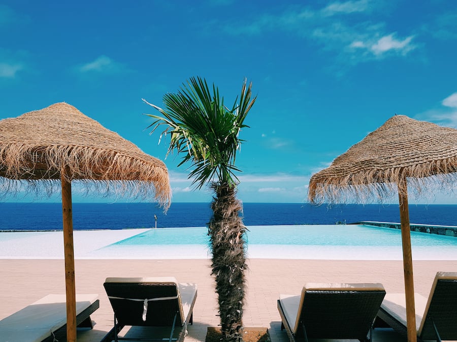 Innendørsbasseng,utendørsbasseng, bassengparasoller og solsenger