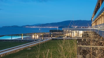 Majoituspaikan julkisivu illalla/yöllä